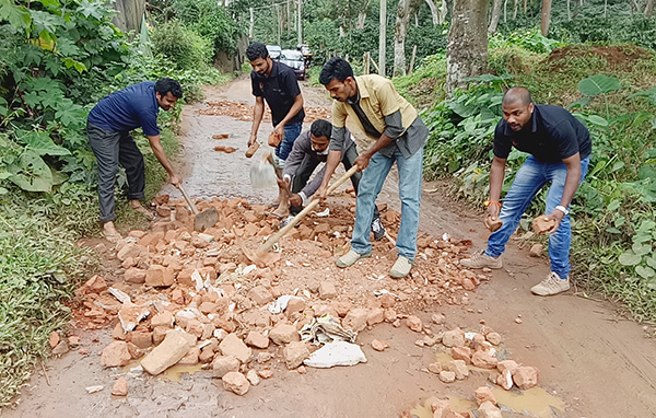 ರಸ್ತೆಯ ಗುಂಡಿಗಳನ್ನು ಮುಚ್ಚುವುದರೊಂದಿಗೆ ಯುವ ಶಕ್ತಿ ವೇದಿಕೆಯ ಉದ್ಘಾಟನೆ